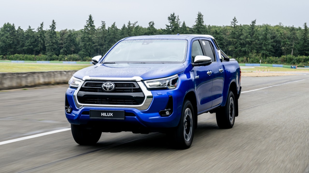 Toyota Hilux podczas jazdy po autostradzie